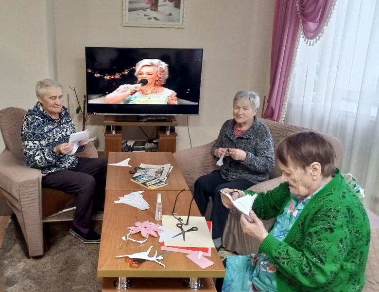 Работа кружка «Умелые ручки». Подготовка новогодних украшений. «Рукодельная зима».