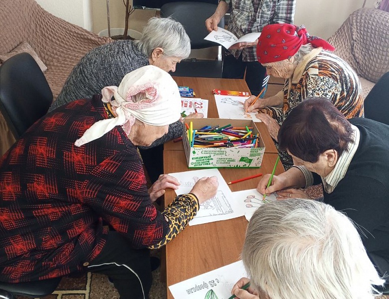 Бабушки-мастерицы в деле: к 23 февраля готовятся праздничные открытки