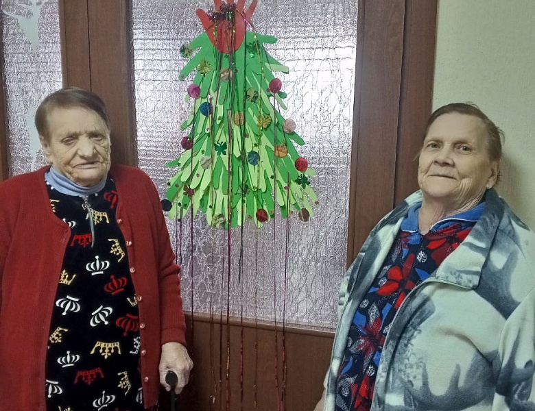 Работа кружка «Умелые ручки». Продолжение подготовки новогодних украшений: «Аппликация «Новогодняя Ёлочка»
