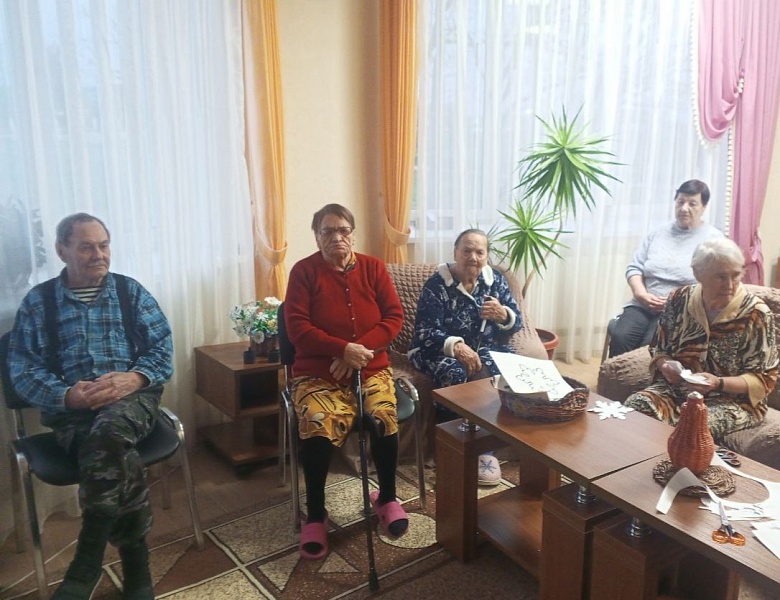 «Москва слезам не верит» — киновечер в доме престарелых как мост между поколениями