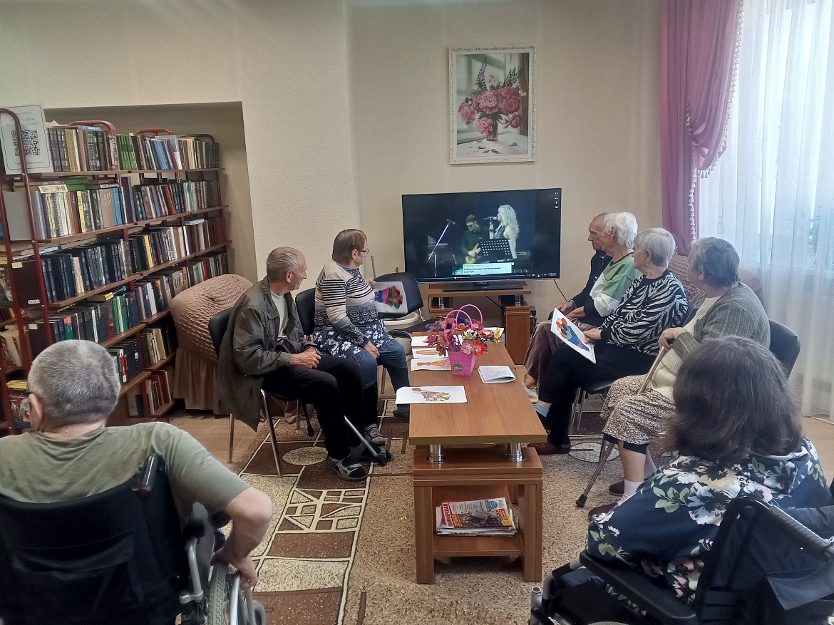 «Когда звучат любимые мелодии: концерты 80–90 х поднимают настроение нашим проживающим»