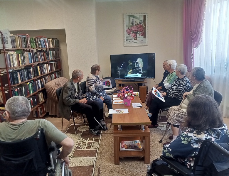 «Когда звучат любимые мелодии: концерты 80–90 х поднимают настроение нашим проживающим»