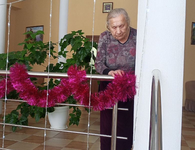 После праздника: как в доме престарелых снимали новогодние украшения
