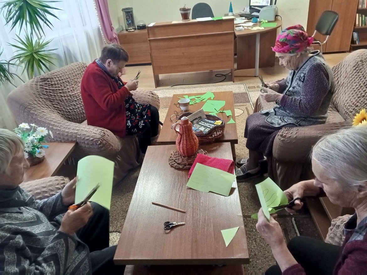 Работа кружка «Умелые ручки». Продолжение подготовки новогодних украшений: «Аппликация «Новогодняя Ёлочка»