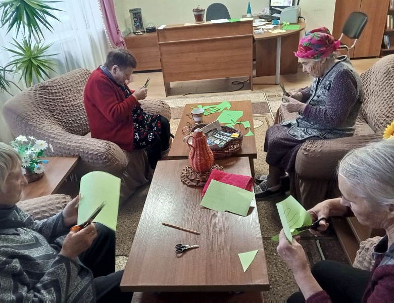 Работа кружка «Умелые ручки». Продолжение подготовки новогодних украшений: «Аппликация «Новогодняя Ёлочка»