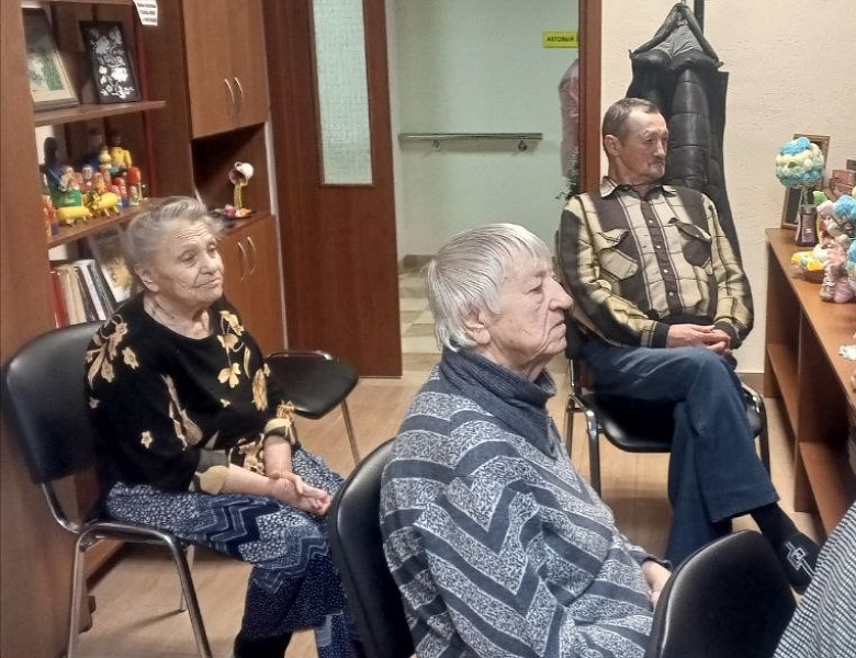 «Москва слезам не верит» — киновечер в доме престарелых как мост между поколениями