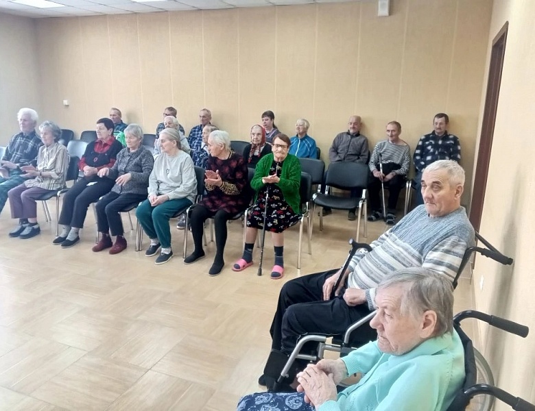 Тёплый праздник ко Дню защитника Отечества: концерт дуэта «Рябинушка» и трогательные подарки от наших жительниц!